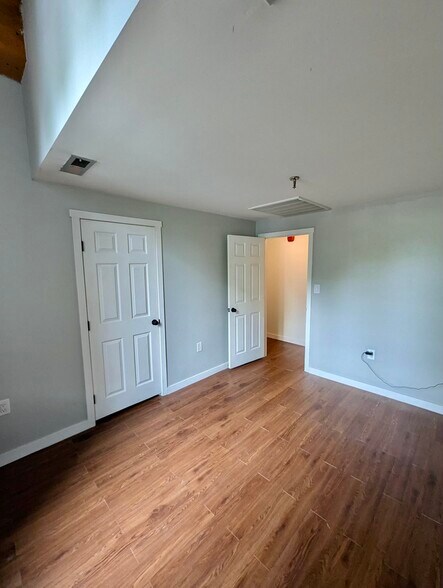 Building Photo - 470 Silver St