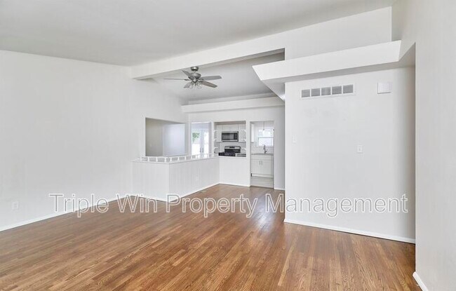 Building Photo - 803 Holiday Ave