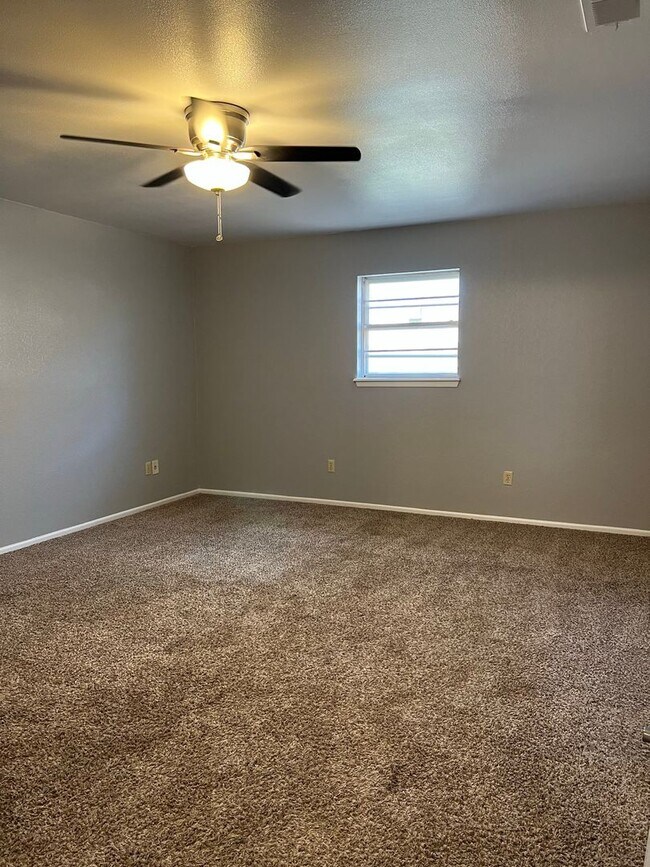 Building Photo - 3/2/2 South West Lubbock