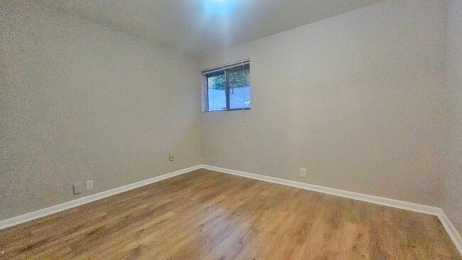 Building Photo - Charming 2 Bedroom 1 bath Brick Duplex in Rainier Ave S.