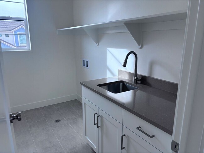 Building Photo - Beautiful New Home with access to community pool