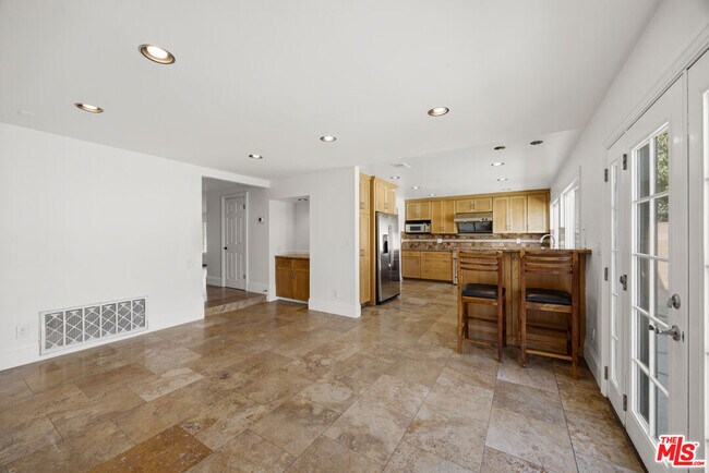 Building Photo - 18113 Bromley St