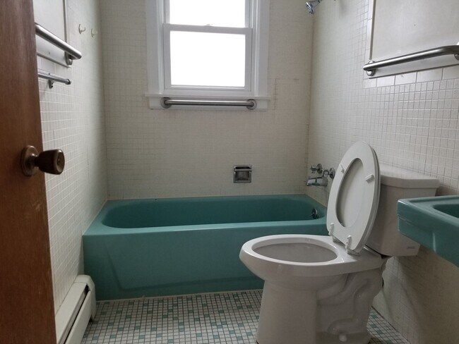Building Photo - Hillsboro West One Bedroom Apartment, avai...
