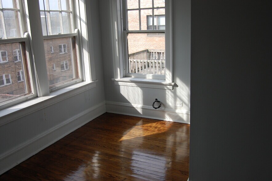 SUN ROOM - 2011 W Fargo Ave