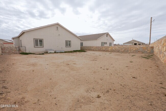 Building Photo - 461 Villa Ysleta