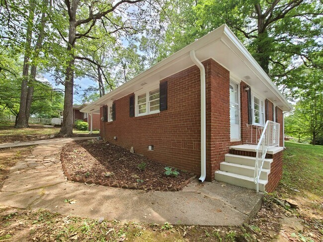 Building Photo - Cutest Bungalow in the Heart of Hapeville 3 bed/2 bath
