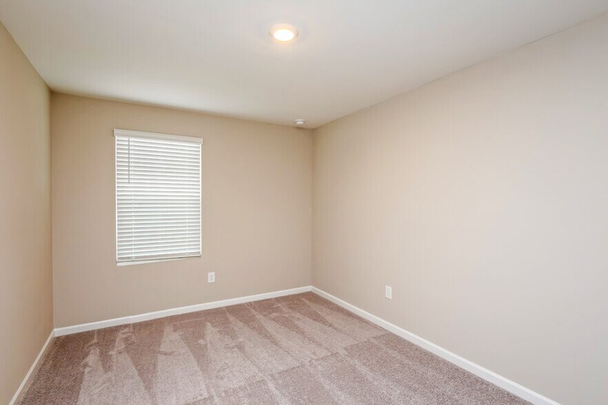 Building Photo - 265 Pond Ct