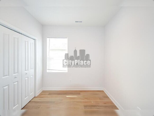 Building Photo - 1135 W 21st St