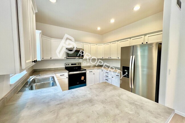 Building Photo - 94 Castle Ridge Dr
