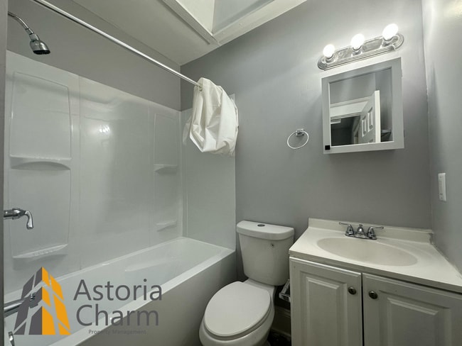 Building Photo - 4 bedroom 1 bath or 3 bedroom + den AVAILA...