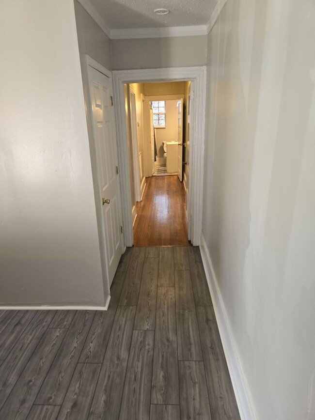 Building Photo - 2 Bedroom 1 bath duplex very close to Colu...