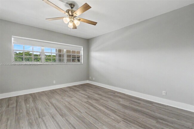 Building Photo - 3250 N Palm Aire Dr
