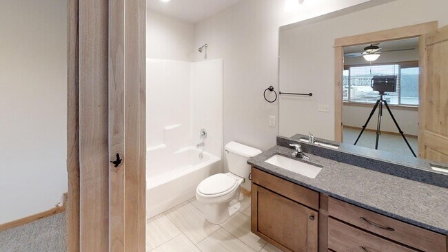 Building Photo - Townhome by the Park - Spacious 2 Car Gara...