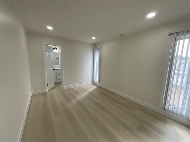 Building Photo - Villa Pacific: Remodeled 2 Bedroom 1.5 Bath Attached Townhouse,