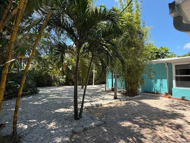 Building Photo - 1413 SW 23rd Ave