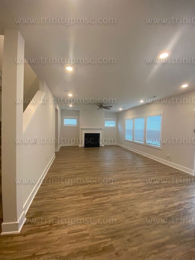 Building Photo - Gorgeous 4/2.5 waiting for you! -PRICE DROP-