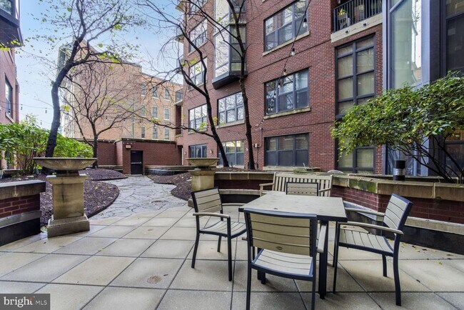 Building Photo - 1390 Kenyon St NW