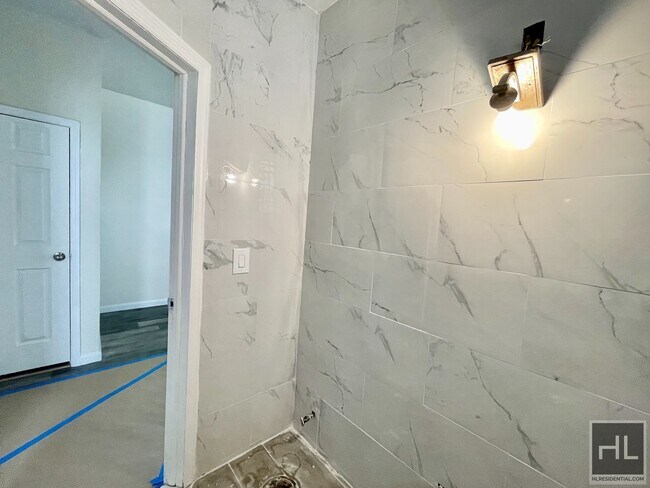Building Photo - Cat-friendly 2.5 bedroom located in Astori...