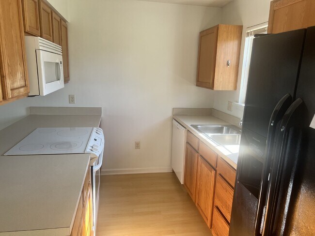Building Photo - Charming 3-Bedroom End Unit Townhouse in B...