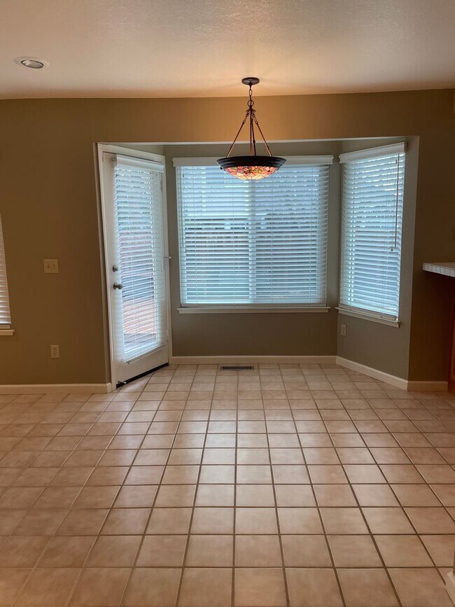 Building Photo - 4 bedroom 3 full bath Windsor Home!