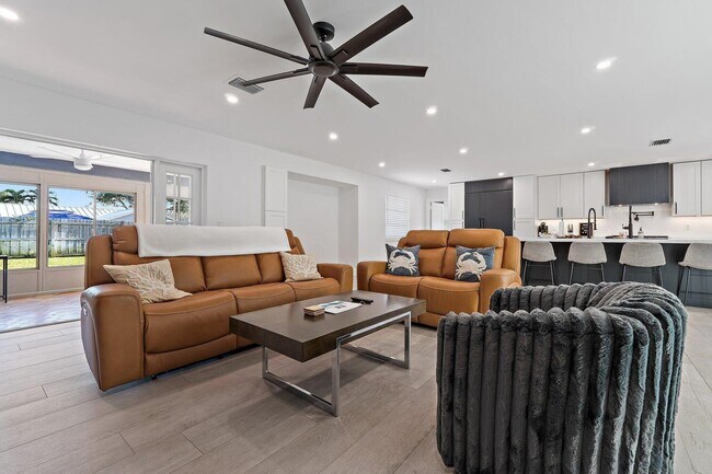 Building Photo - 4193 Hyacinth Cir N