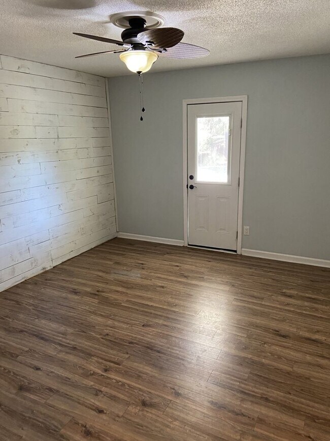 Building Photo - Beautiful home in Emerald Isle.