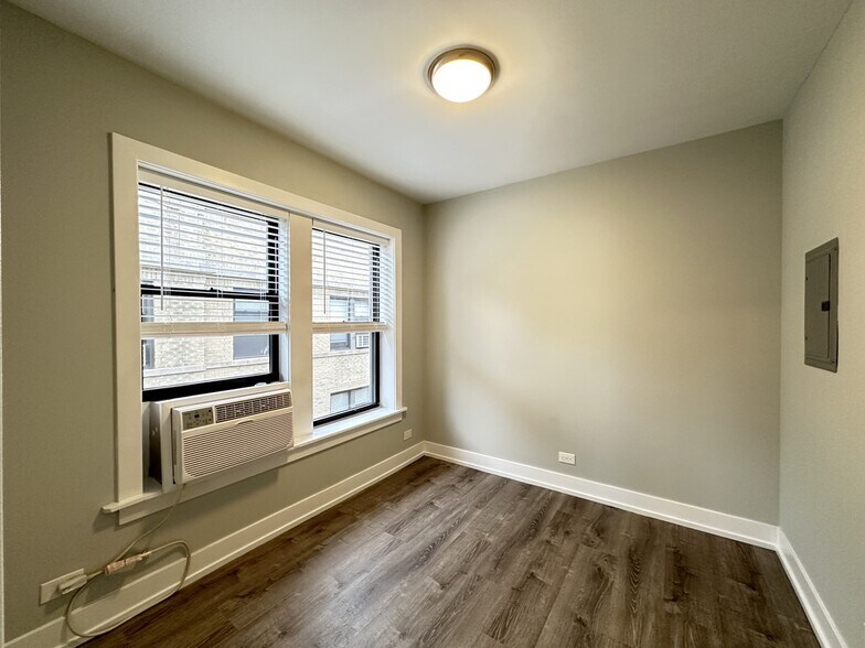 Building Photo - 712 W Brompton Ave