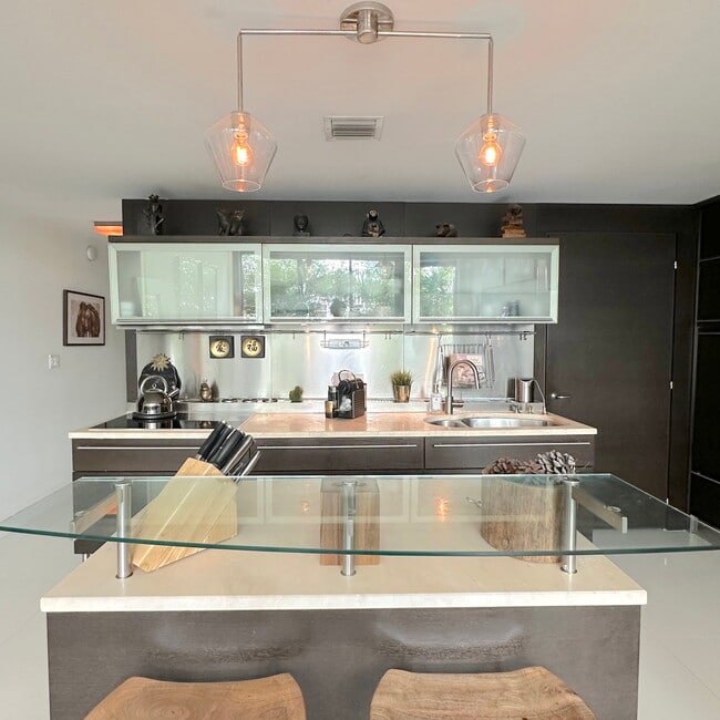 Building Photo - 6000 Collins Ave