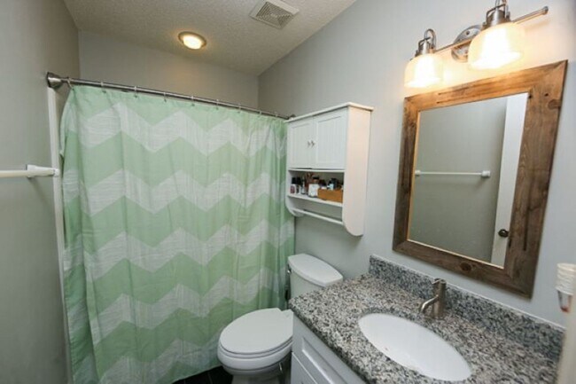 Building Photo - End Unit 3 Bedroom Townhome in Popular Woo...