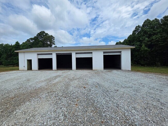Building Photo - Ready to Move in