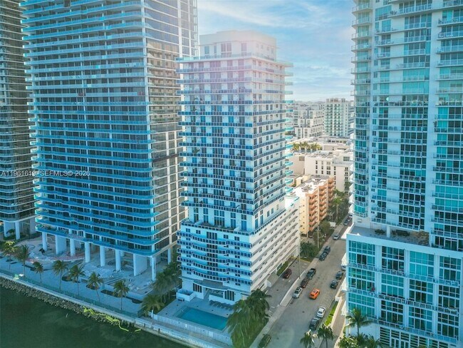 Building Photo - 700 NE 25th St