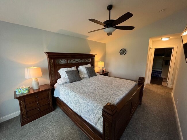 Building Photo - 2 Bed 2 Bath Unfurnished Golf Course Townhouse