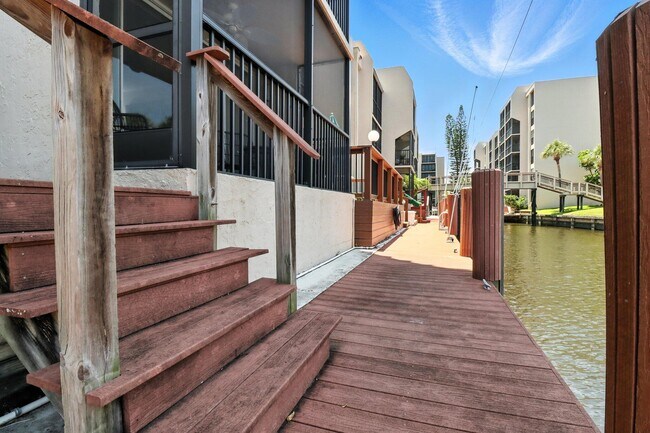 Building Photo - 6 Royal Palm Way