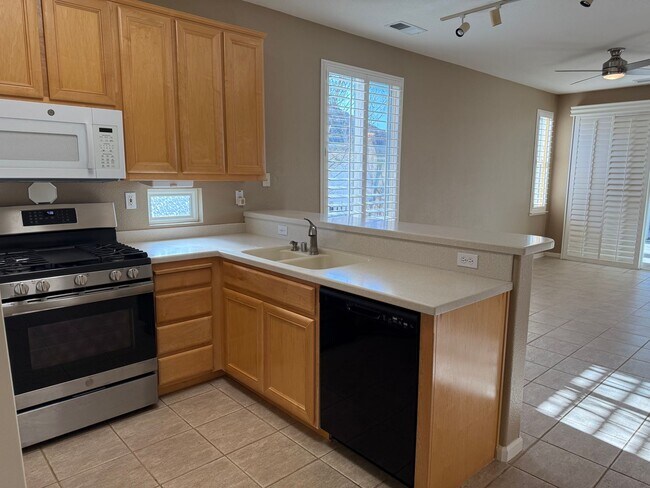 Building Photo - Summerset Living- with a Bonus Room