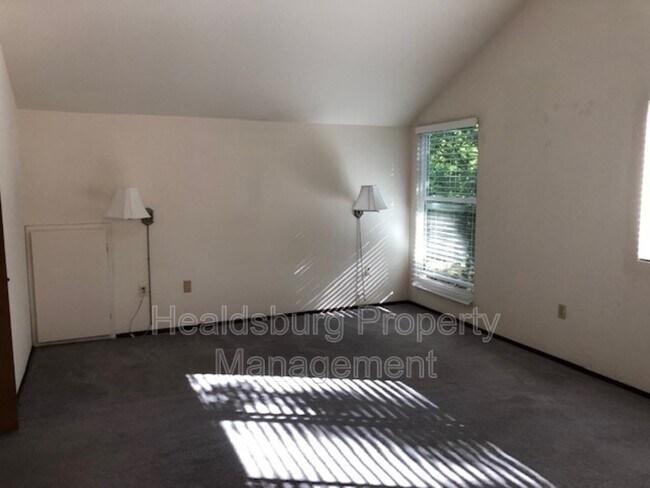 Building Photo - 1304 Foothill Dr