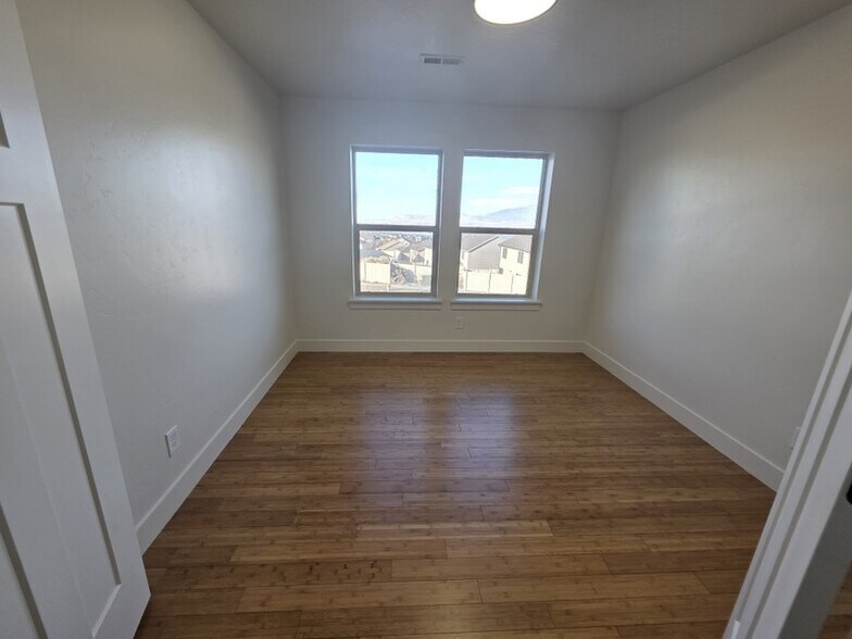 Building Photo - 235 Caracara St