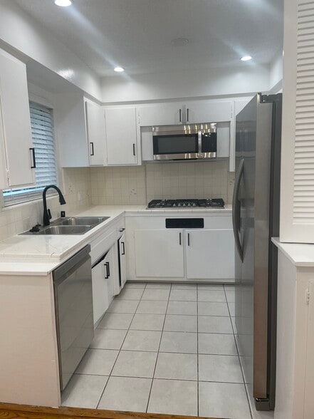 Building Photo - 855 Moraga Dr