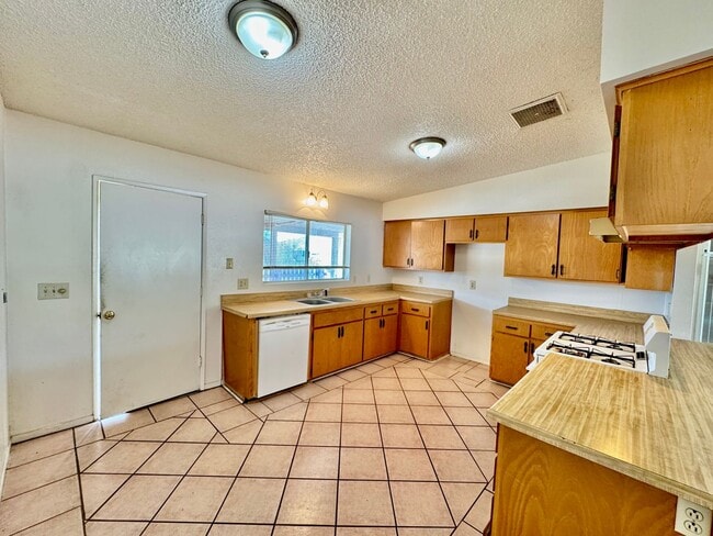 Building Photo - Coming Soon! 2 bedroom 1 bath