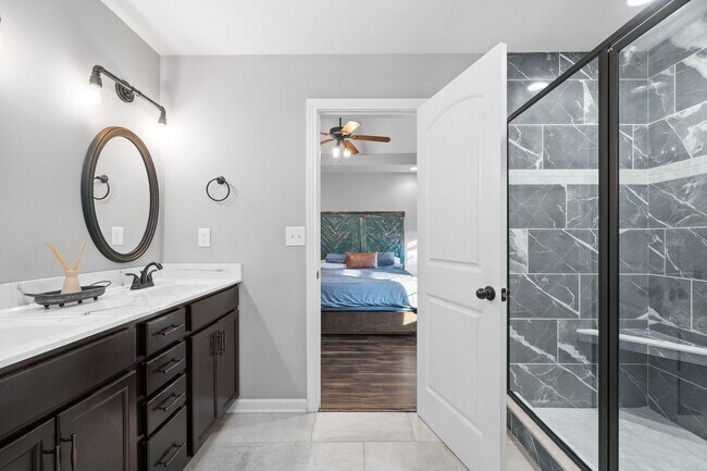 Building Photo - Country feel in the City.  Sharp 3 bed 2 bath.  Close to Fort Campbell.