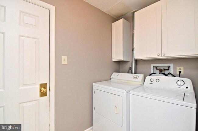 Building Photo - 6 Kanon Ct