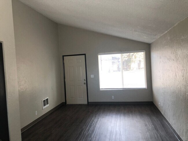 Building Photo - Updated 2 bedroom 1.5 bathroom duplex!