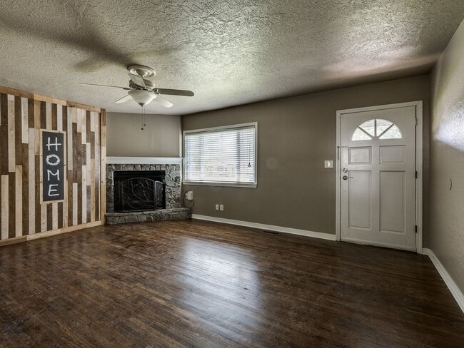 Building Photo - Great home, 4 bedrooms or 3+study, 1.5 bat...