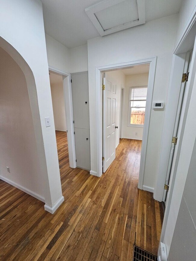 Building Photo - Available Now – 2 bedroom, 1 bathroom Boise Home with Fenced Yard and Detached Garage.  Basement ...