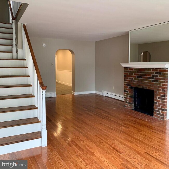 Building Photo - 738 Poplar St