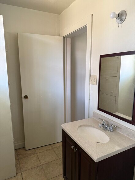 Building Photo - 533 Spain St