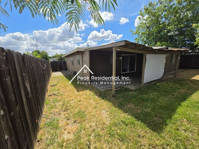 Building Photo - A Charming 3bd/1ba Fruitridge Manor Area Home with Garage