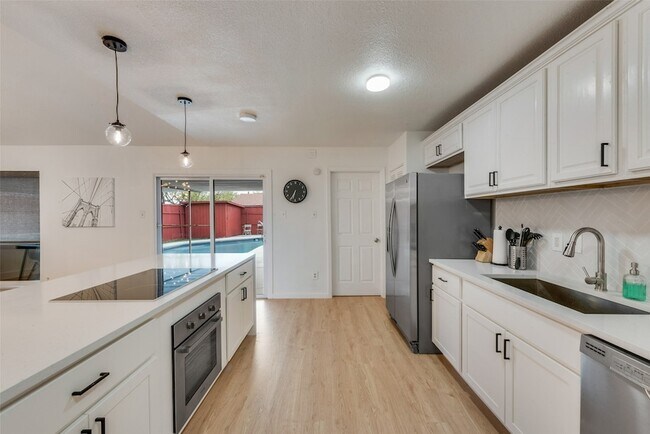 Building Photo - 9230 Millwood Dr
