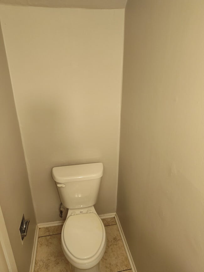 Building Photo - 409 Lakebend Pl