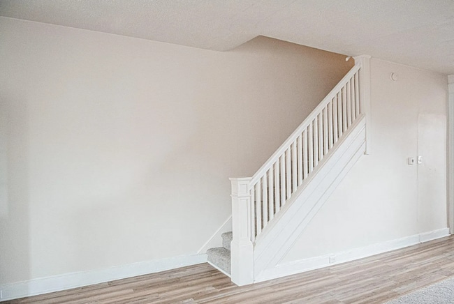 Building Photo - 4 Bedroom 1 Bathroom Rowhome in Lancaster!