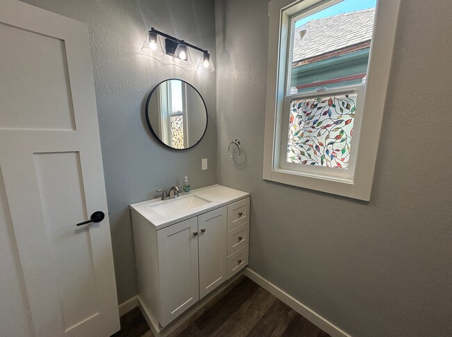 Building Photo - Stunning Remodeled 4 BR in North Missoula